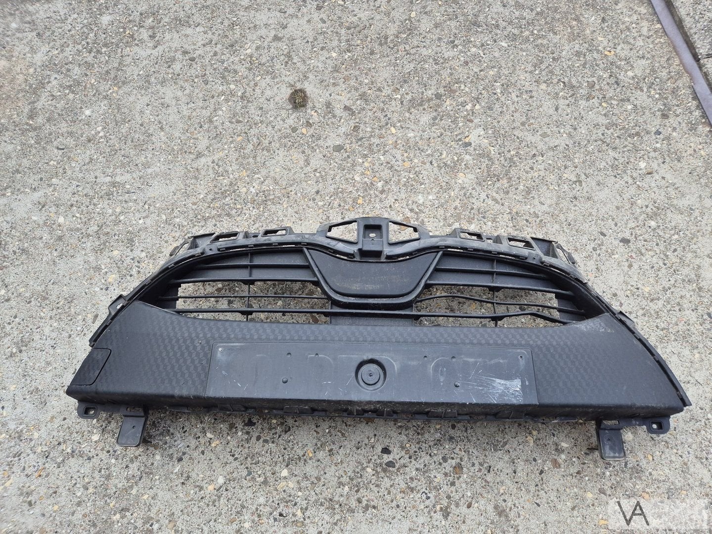 Toyota Yaris 4 2020 -2025 grille in voorbumper kleine schade, Gebruikt, -, -, Ophalen of Verzenden