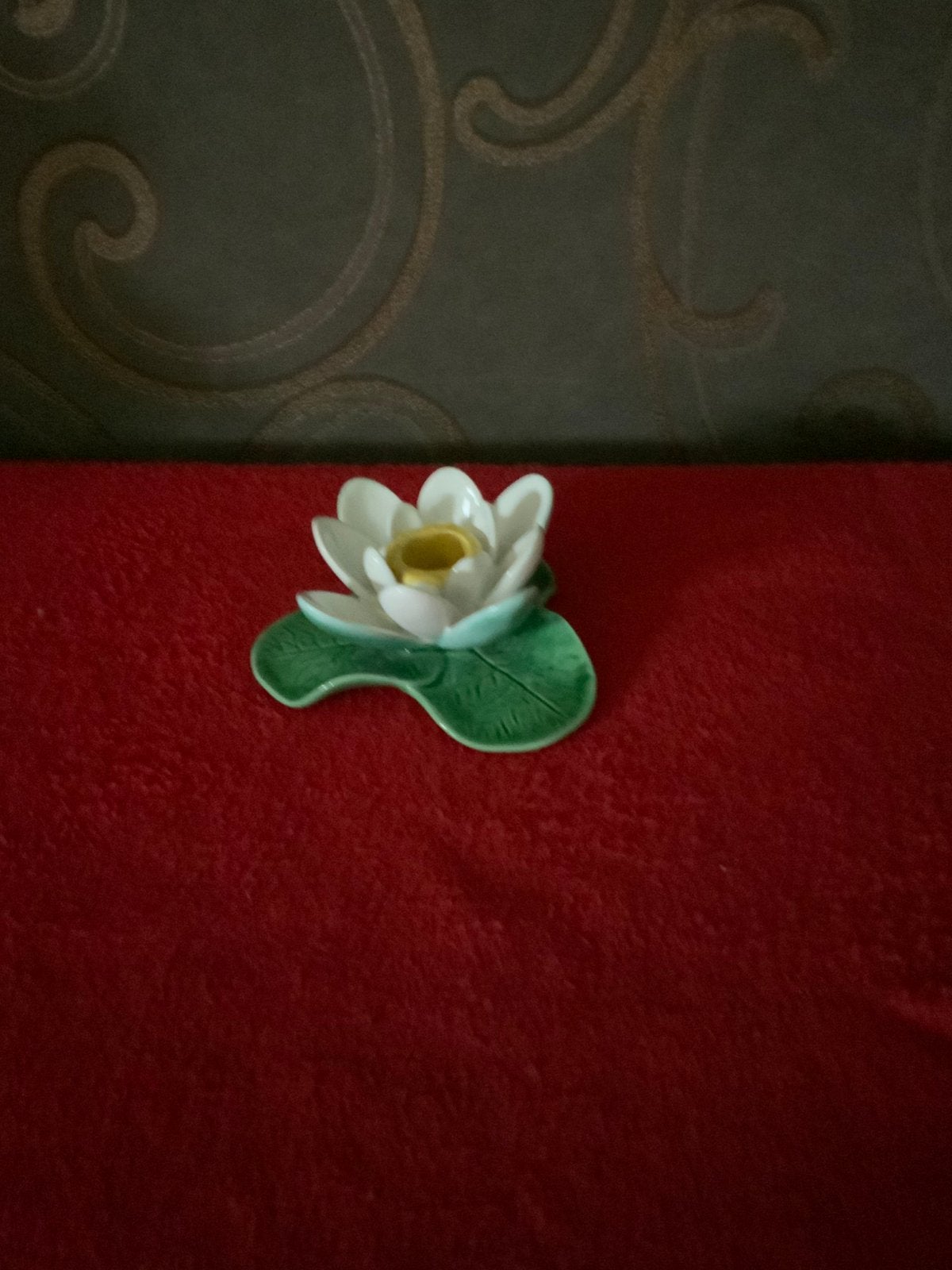 Nénuphar, bougeoir, Enlèvement