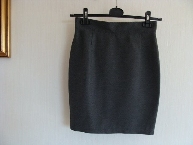 jupe gris moyen taille 36, 1 noire taille 36, Vêtements | Femmes, Jupes, Enlèvement, Taille 36 (S), Gris, Au-dessus du genou