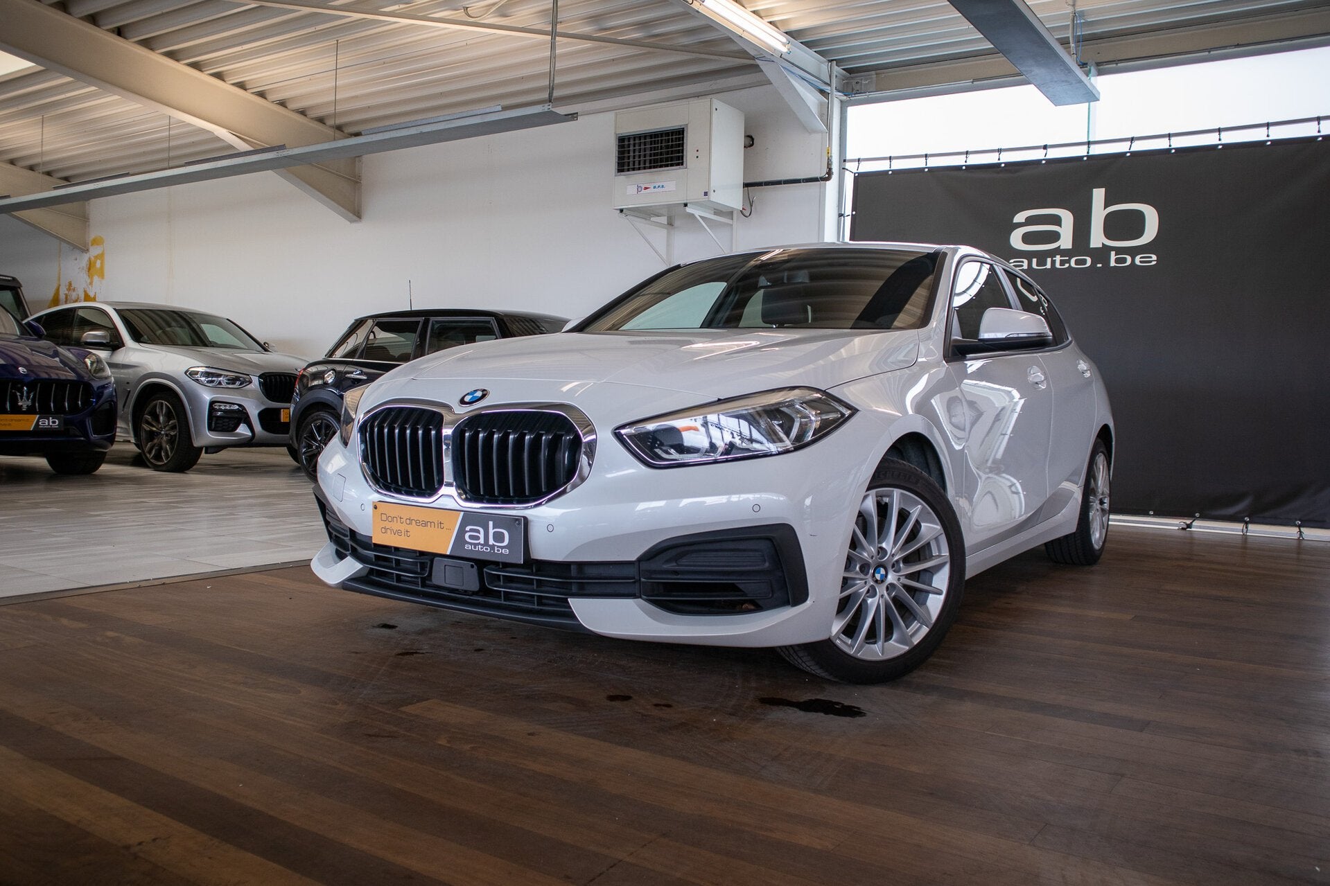 BMW 116 SPORTLINE, PANO, CARPLAY, ZETELVERWARMING, DAB, LED, Autos, BMW, 0 kg, Achat, Euro 6, Entreprise