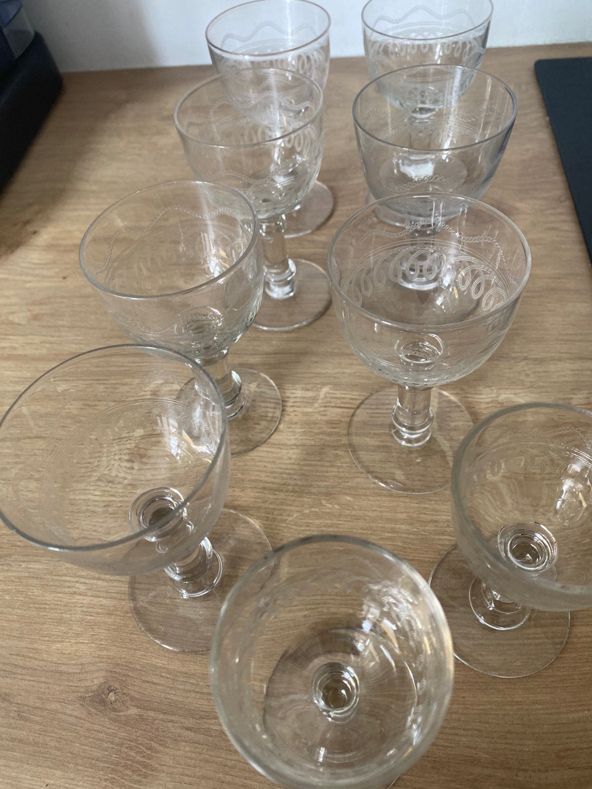 Ensemble de 9 verres à vin ou à apéritif anciens, Enlèvement