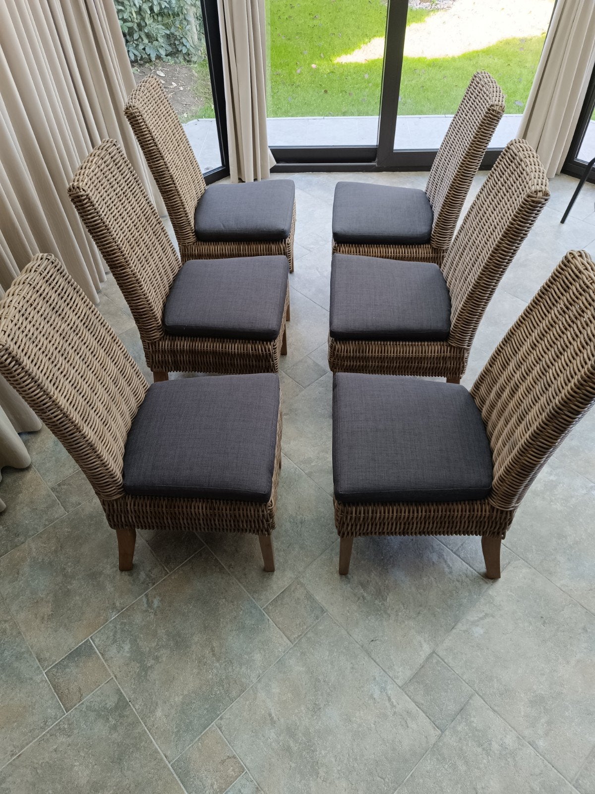 Rotan stoelen, Ophalen