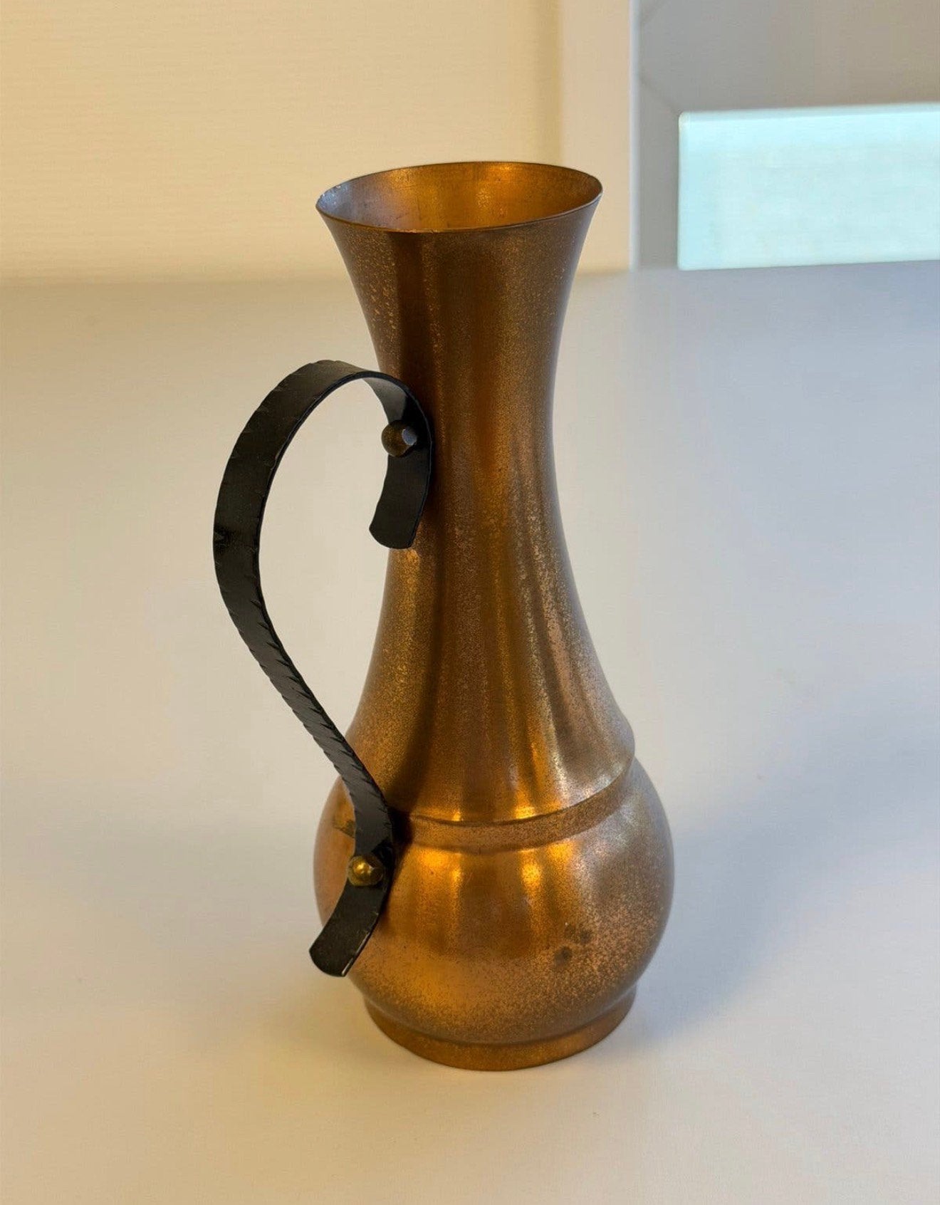 Vase en cuivre vintage, rustique du milieu du siècle, 21 cm, Enlèvement ou Envoi
