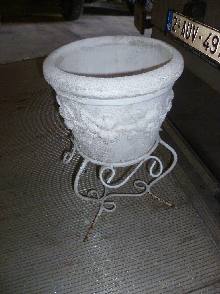 STENEN BLOEMPOT OP METALEN STOEL, Antiek en Kunst, Ophalen
