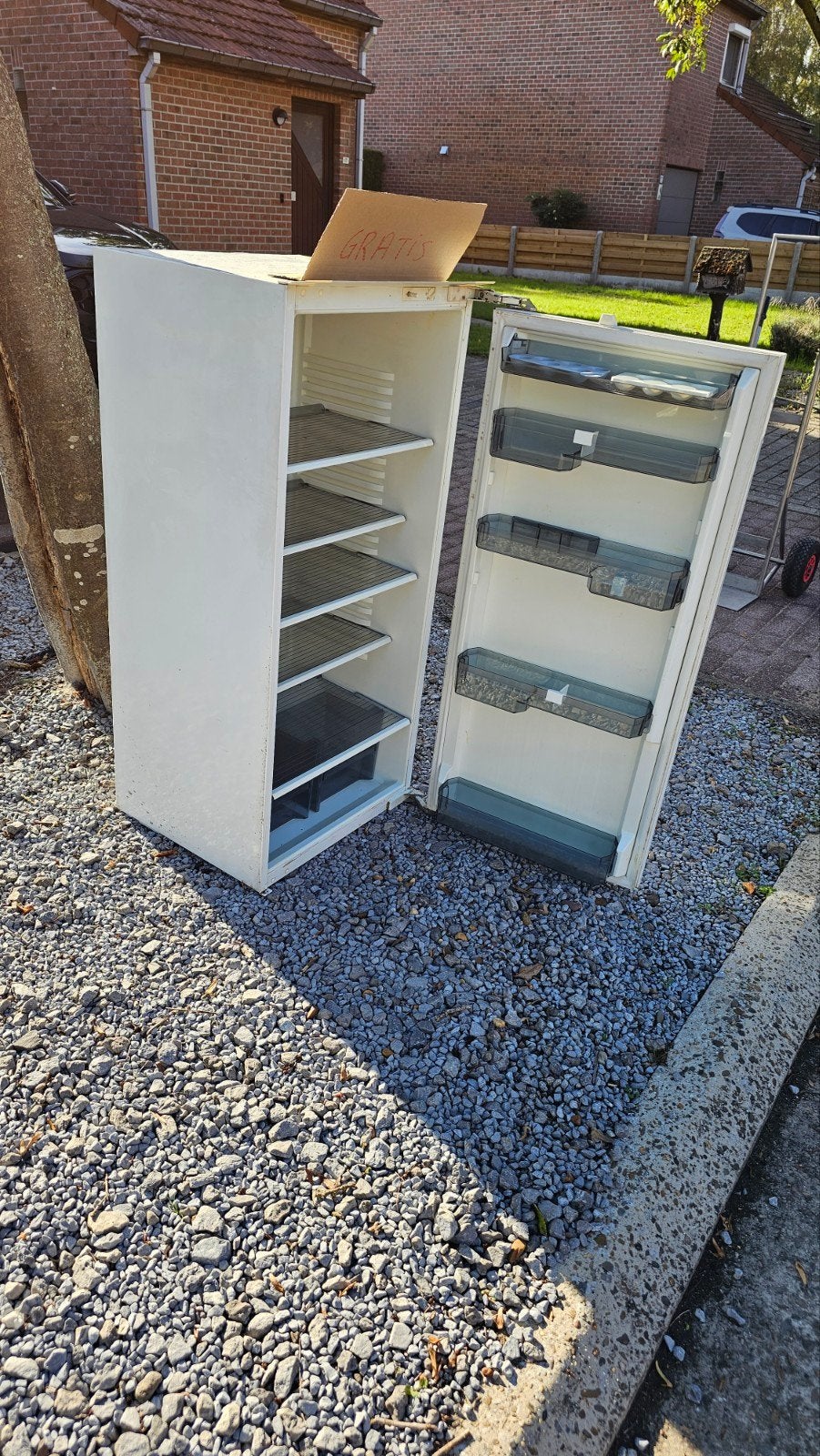 Gratis oude werkende inbouw frigo, Ophalen, 150 tot 200 liter, 120 tot 140 cm, 60 cm of meer