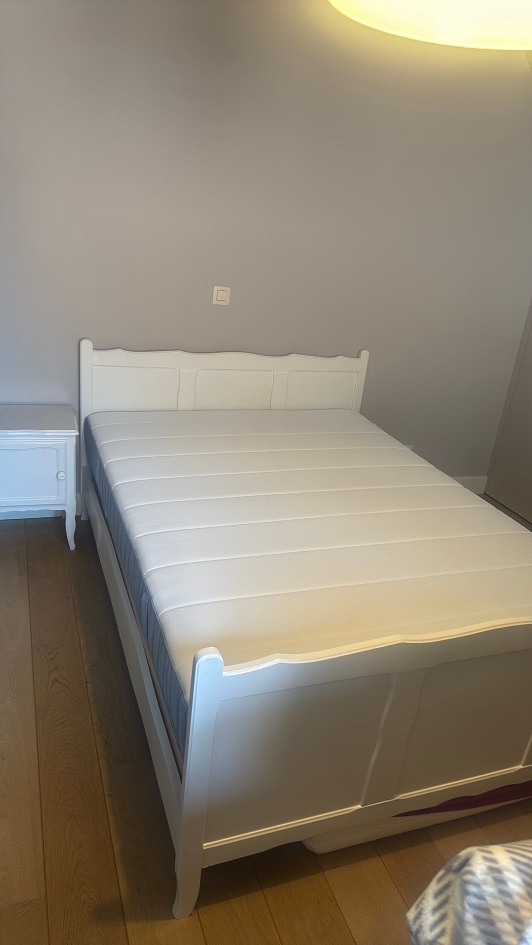 Bed gratis 1.40m x 2m + 2 nachtkastjes, Huis en Inrichting, Slaapkamer | Bedden, Ophalen, Zo goed als nieuw
