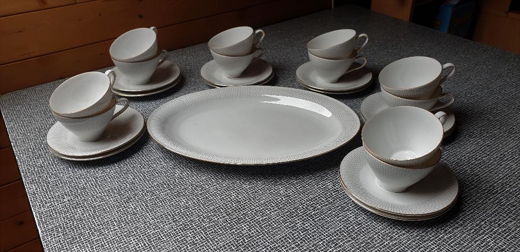 12 kopjes en schoteltjes + schaal Bavaria Mitterteich, Enlèvement ou Envoi, Comme neuf, Tasse(s) et/ou soucoupe(s)