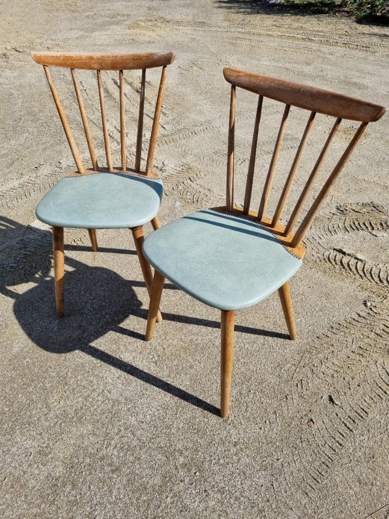 2 Vintage houten spijlenstoelen met licht blauwe skai, Maison & Meubles, Chaises, Vintage, Scandinavische, Deux, Enlèvement, Utilisé