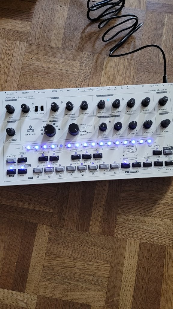 avalon bassline, Muziek en Instrumenten, Ophalen, Nieuw, Met midi-aansluiting