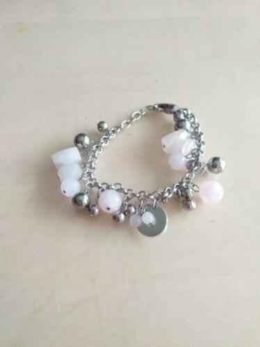 Nieuwe zilverkleurige armband met bedels van Victoria, Handtassen en Accessoires, Armbanden, Ophalen of Verzenden, Nieuw