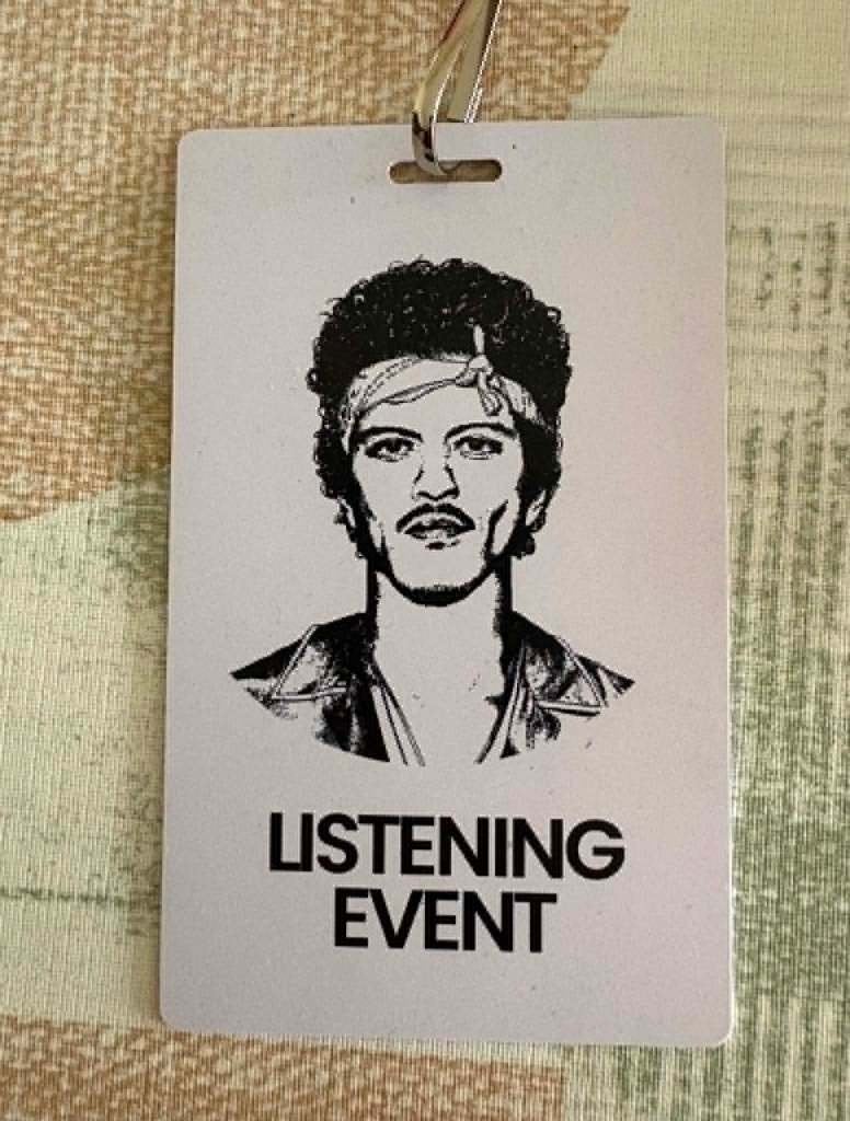 Badge met Hanger van Bruno Mars, Ophalen, Promo, Overige genres, Zo goed als nieuw