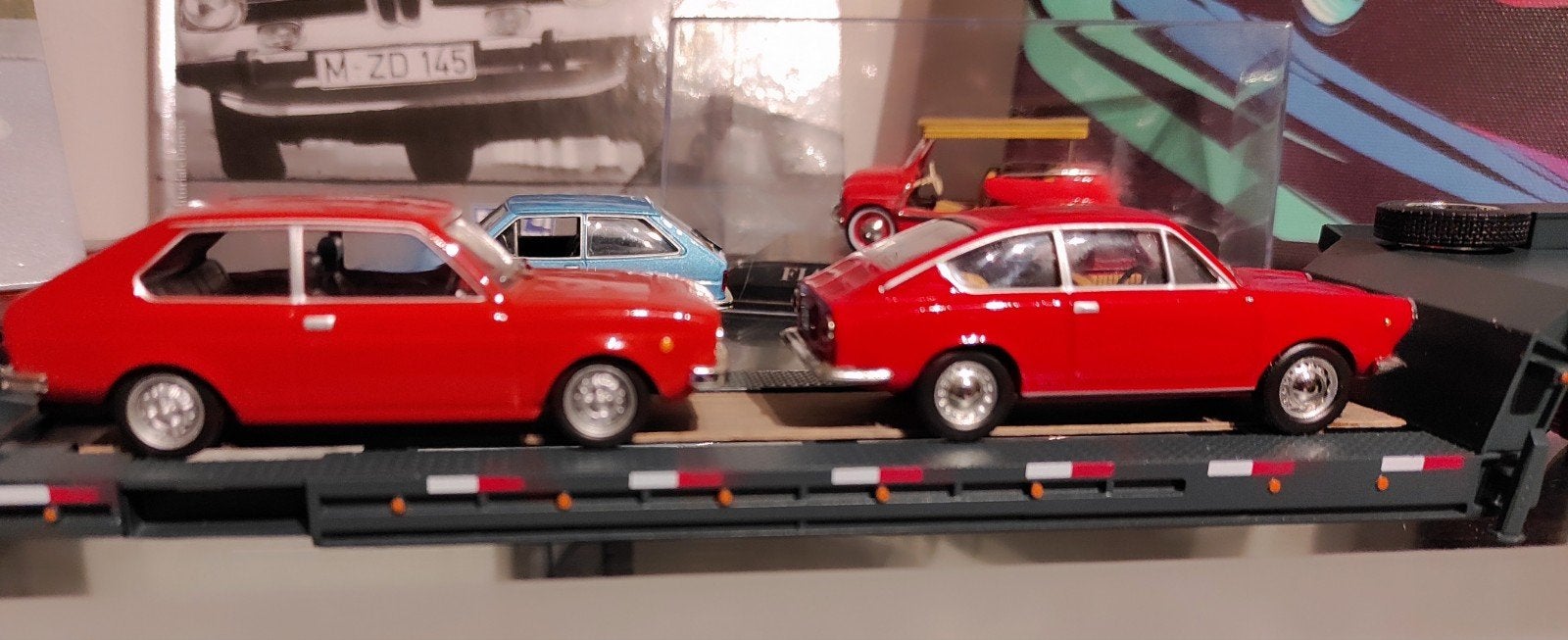 Fiat 128 Coupé rood 1977 1:43 met kleuren magazine., Hobby en Vrije tijd, Ophalen of Verzenden