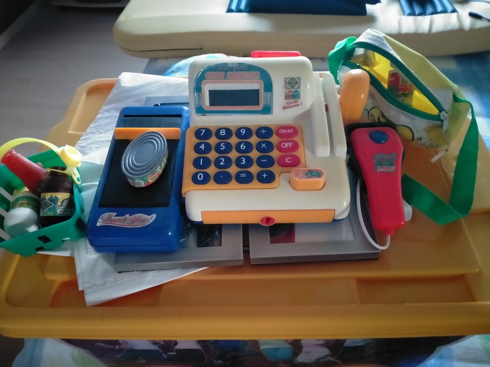 te koop, kassa en producten voor in winkeltje, Ophalen