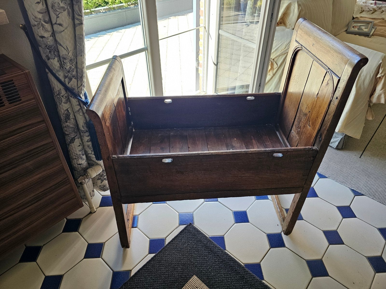Antiek kinderbed, Ophalen