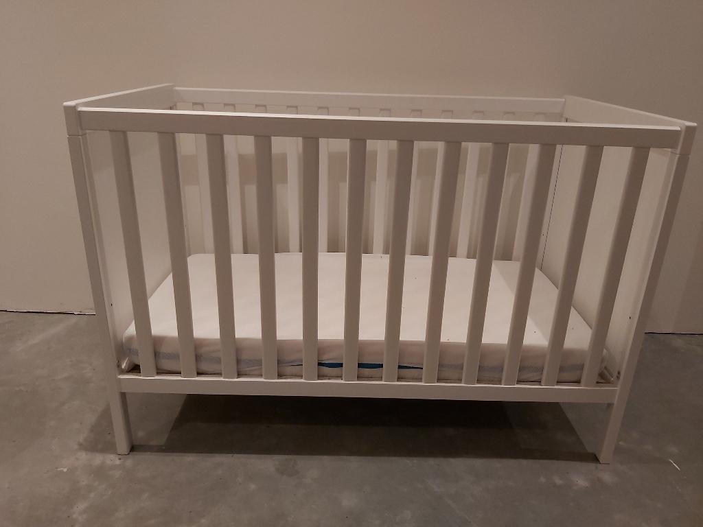 Ledikant SUNDVIK met AEROSLEEP EVOLUTION matras nieuwstaat, Kinderen en Baby's, Ophalen, Zo goed als nieuw, Ledikant