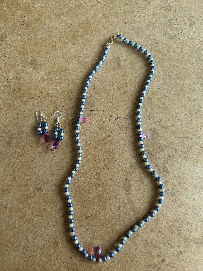 Ensemble collier et boucle d’oreille perles bleu et roses, Enlèvement, Comme neuf, Bleu, Autres matériaux