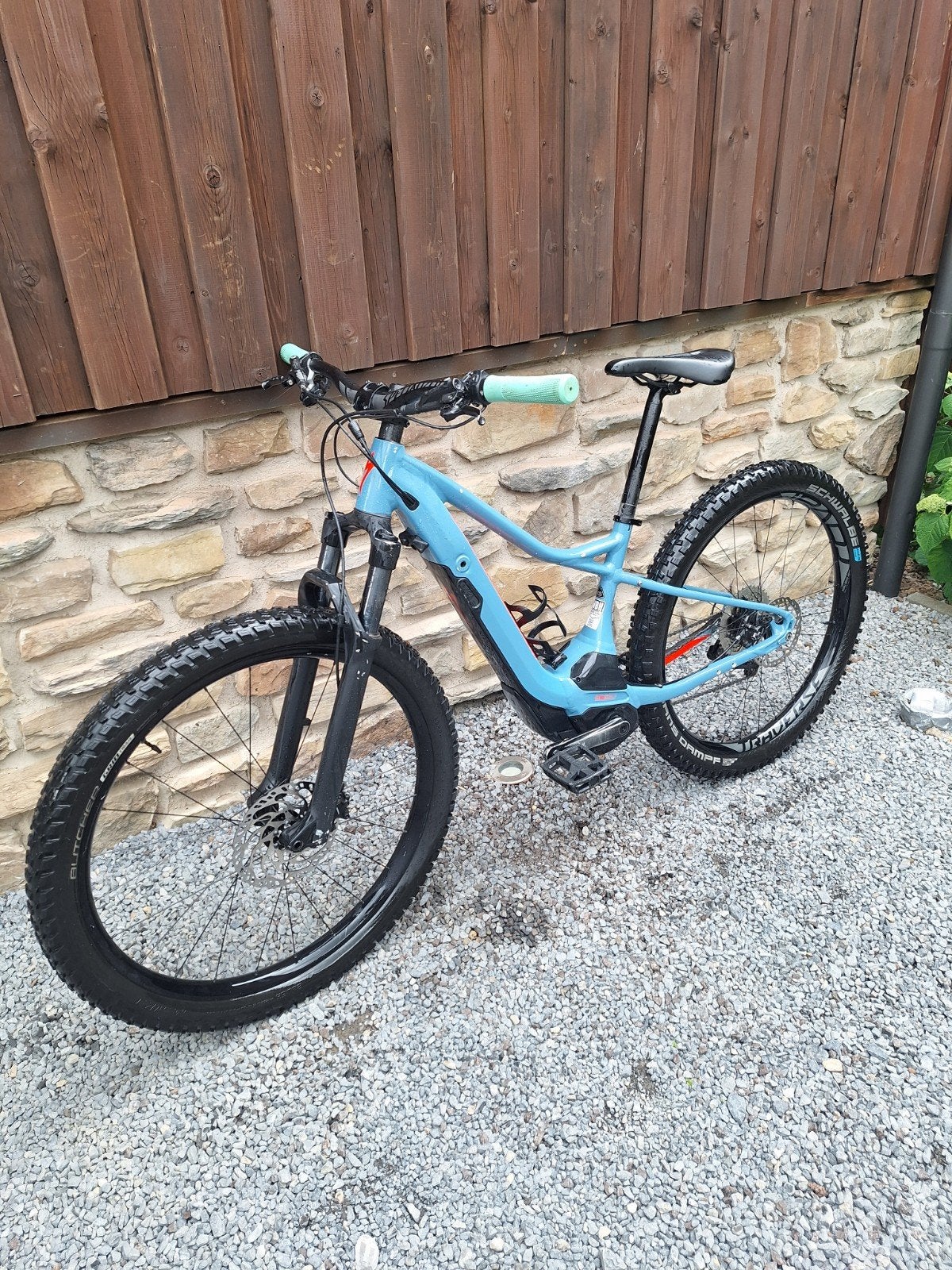 Vélo specialized électrique enfant.