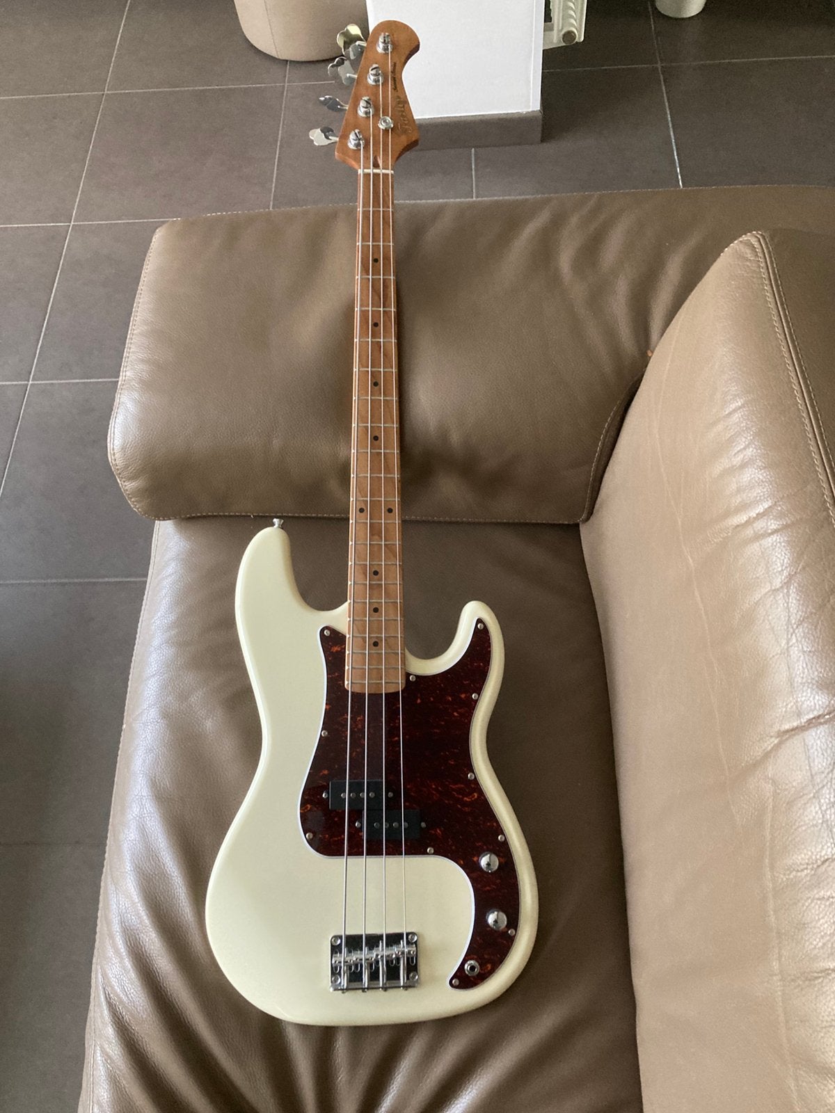 Fazley basgitaar, Musique & Instruments, Enlèvement, Comme neuf