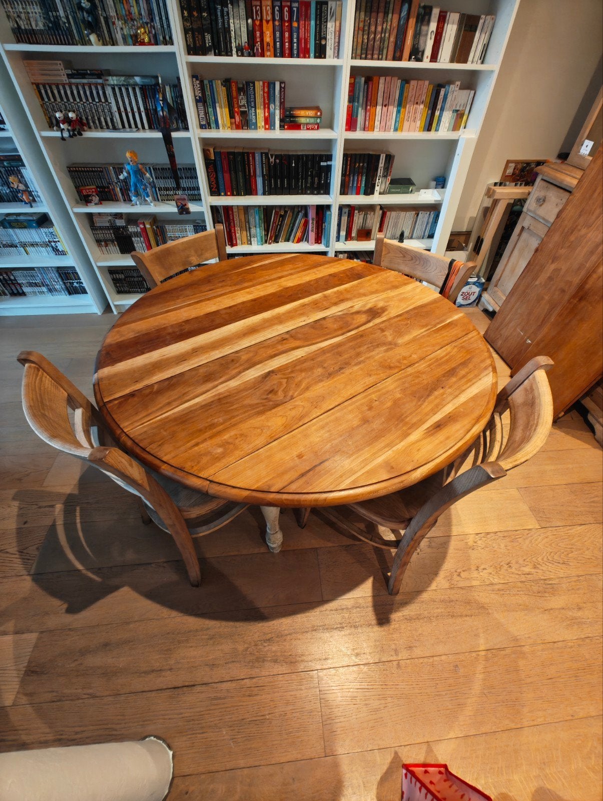 Table ronde et chaises, Enlèvement