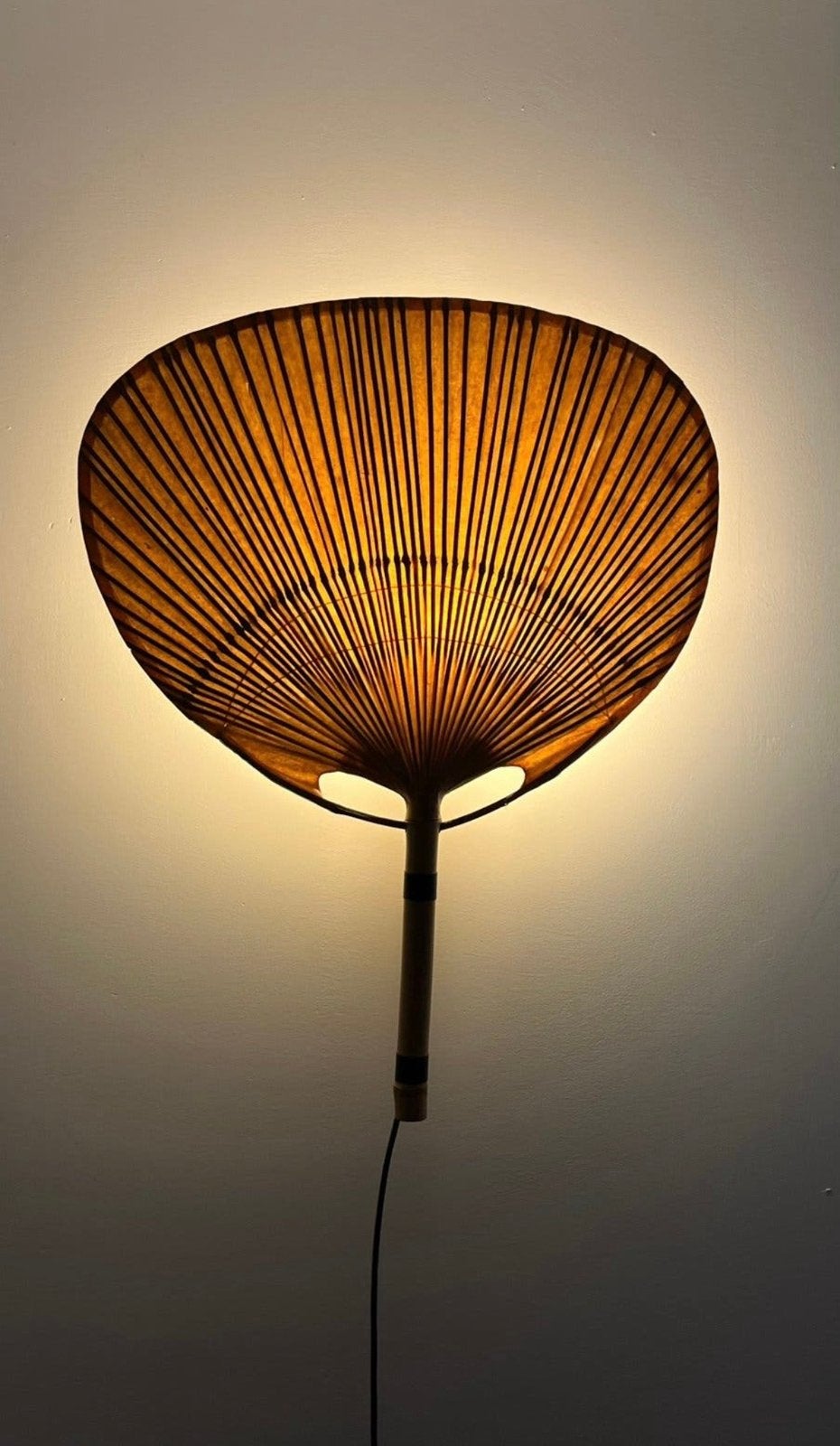 Uchiwa wandlampen Ingo Maurer, Ophalen, 65 cm, Beige, Van de kunstenaar zelf