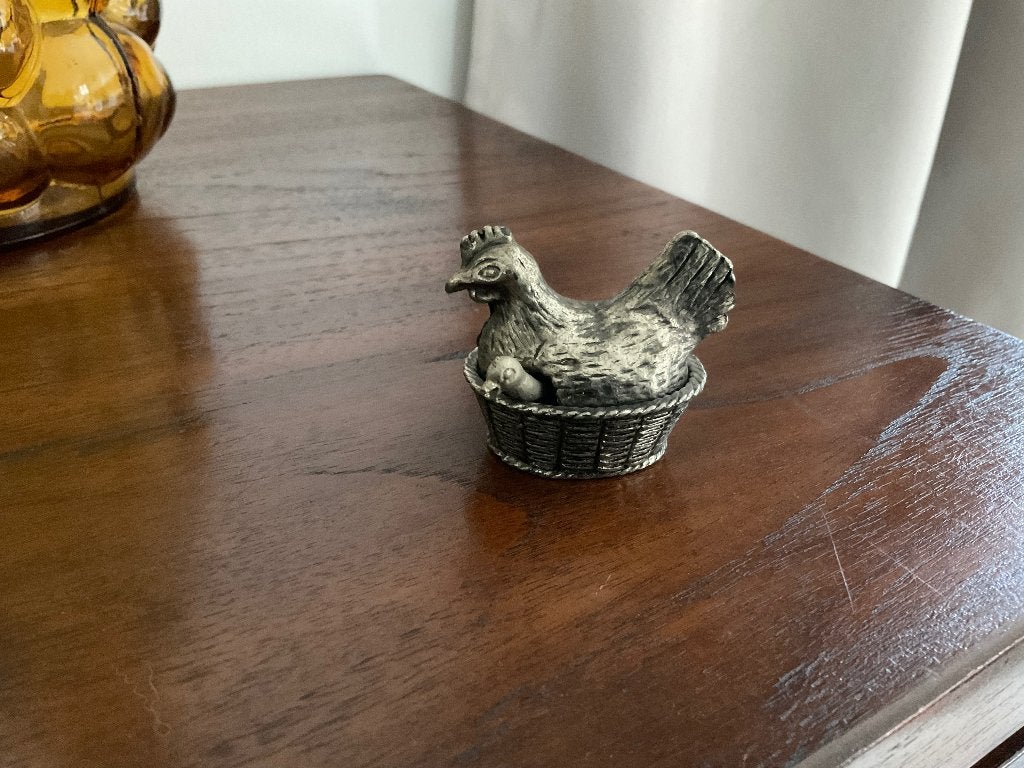 Curiosa Zoutpotje  zilverkleurige kip op nest met lepeltje, Ophalen of Verzenden