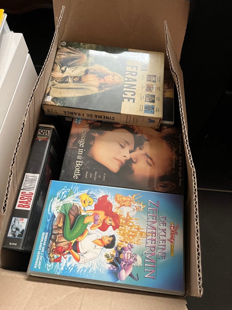 Lot van ca. 112 VHS video's en 1 Philips VHS speler, Alle leeftijden, Overige genres, Zo goed als nieuw, VHS
