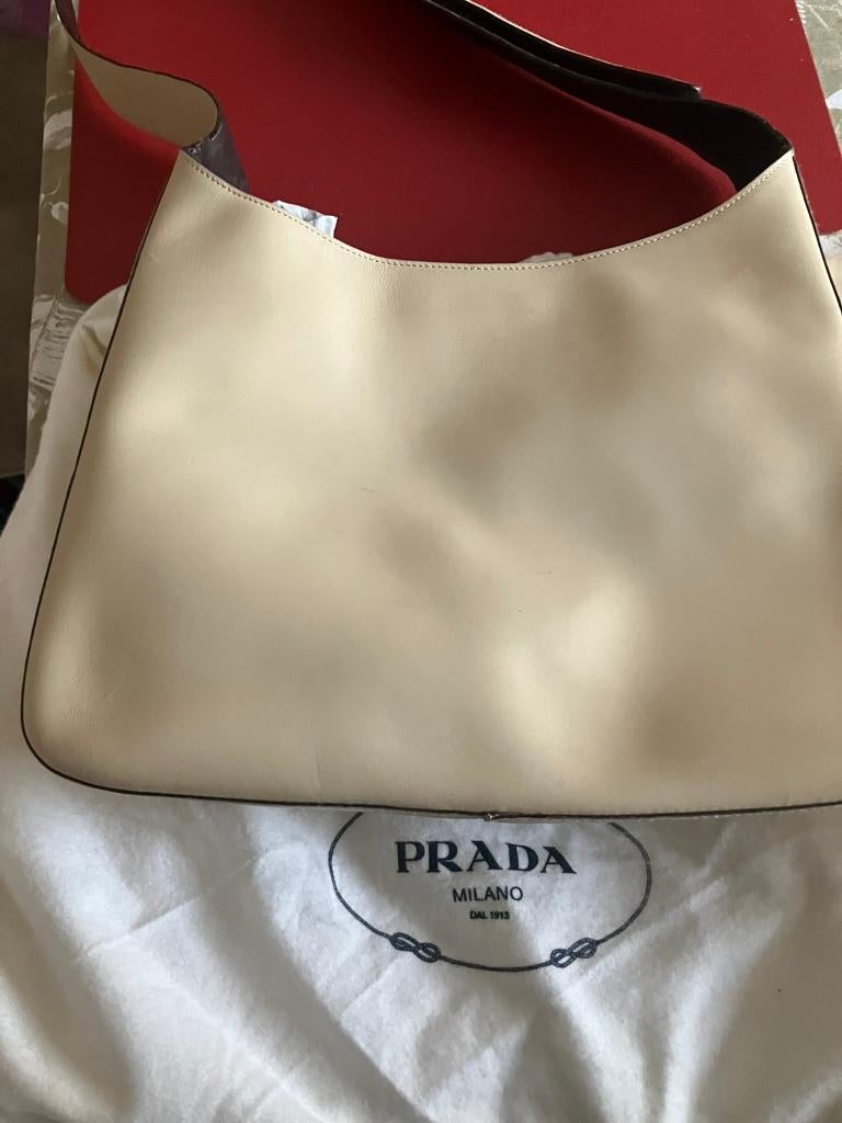 Te koop: Lederen Prada handtas – Perfecte staat, Enlèvement, Comme neuf, Blanc, Sac à main