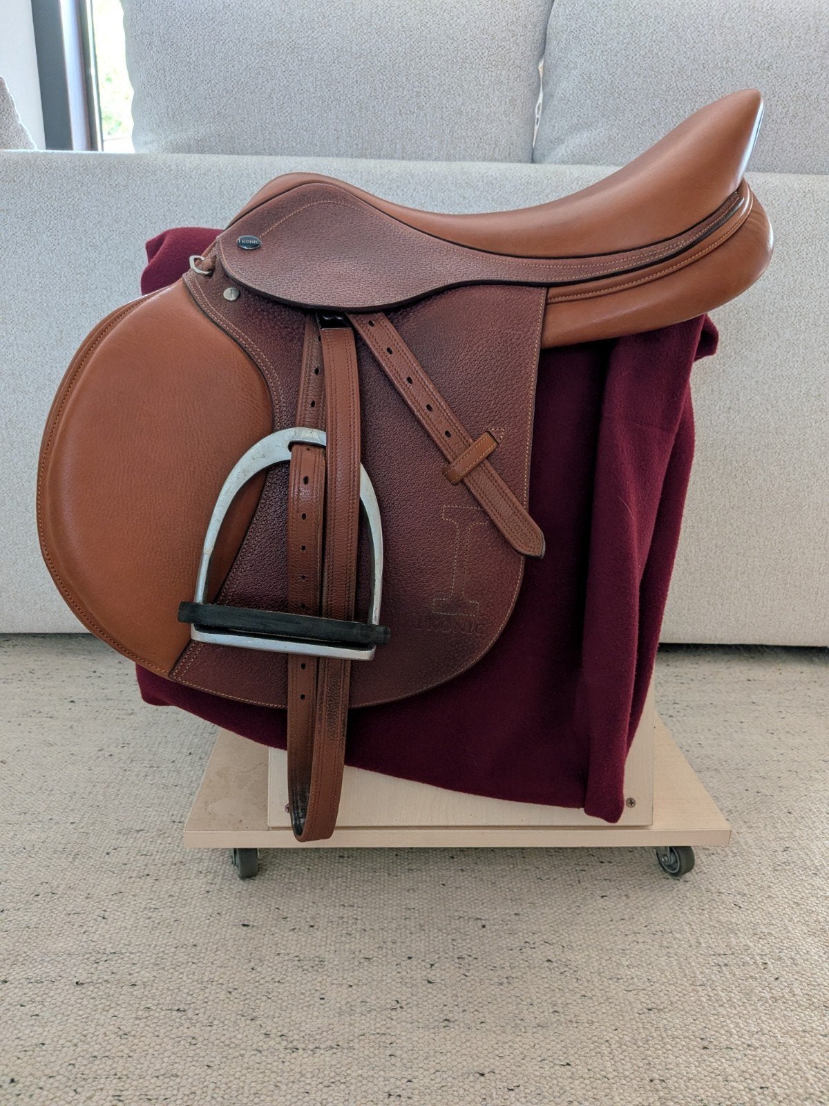 Ikonic springzadel, Enlèvement, Dressage