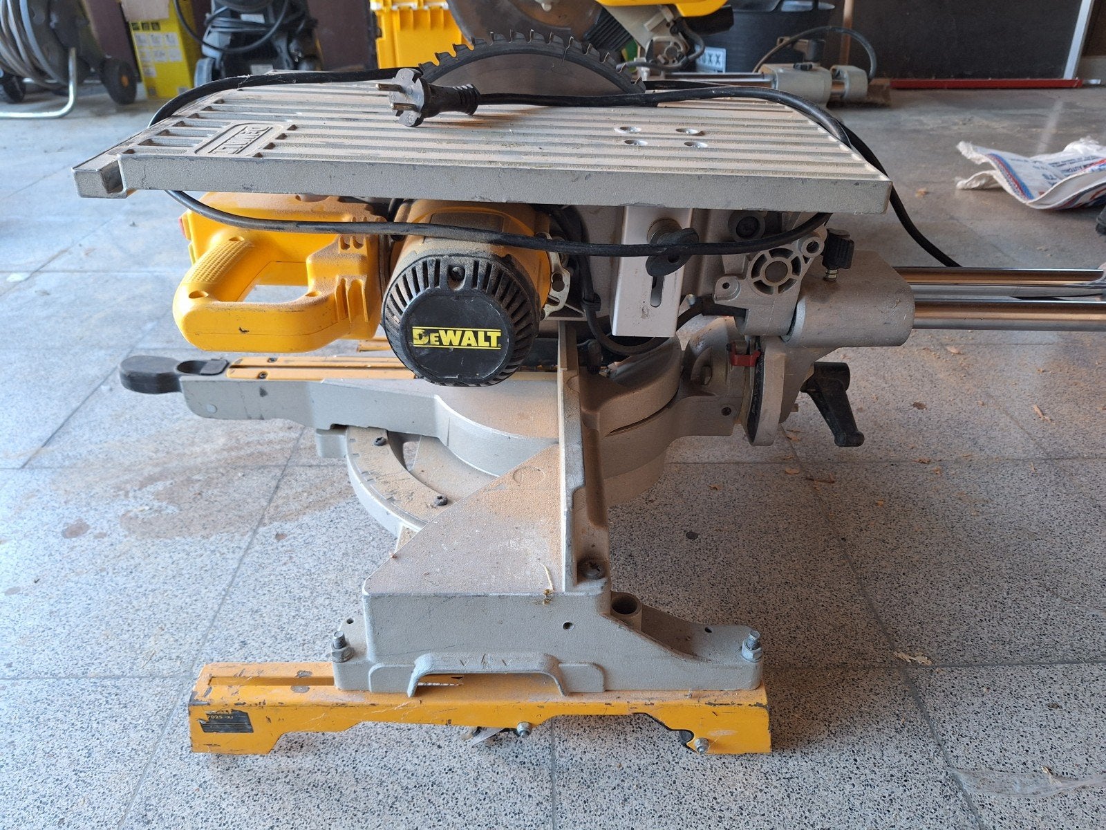 Dewalt afkort zaag en zaagtafel in één, Bricolage & Construction, Outillage | Scies mécaniques, Enlèvement
