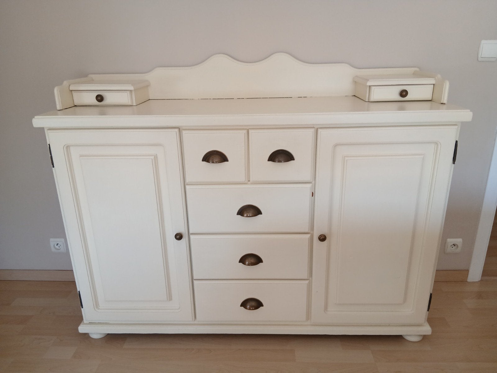 Meuble buffet en bois massif, peint en couleur crème, Maison & Meubles, Armoires | Buffets, Avec tiroir(s), Romantique, Enlèvement