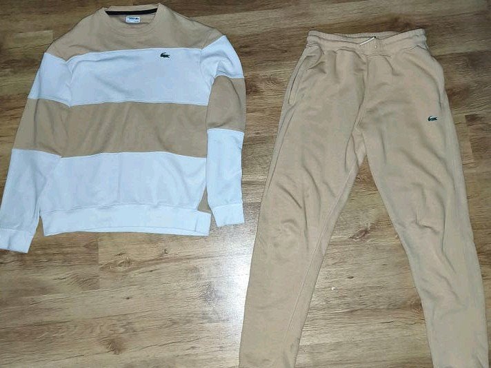 Ensemble / Survêtement Lacoste Beige et Blanc - Taille L, Vêtements | Hommes, Packs de vêtements pour hommes, Neuf, Taille 52/54 (L)