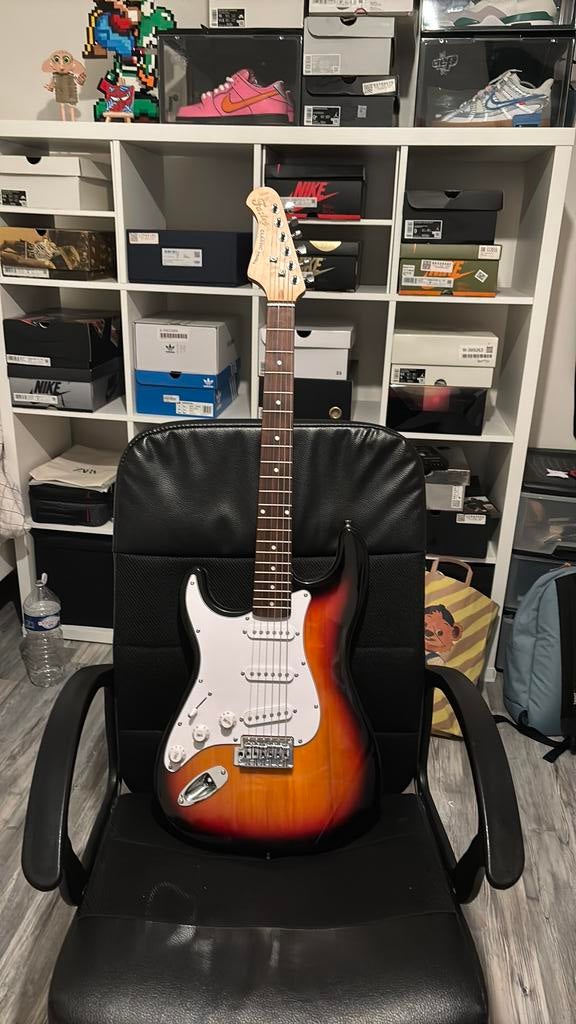 Gloednieuw gitaar, Muziek en Instrumenten, Ophalen, Zo goed als nieuw