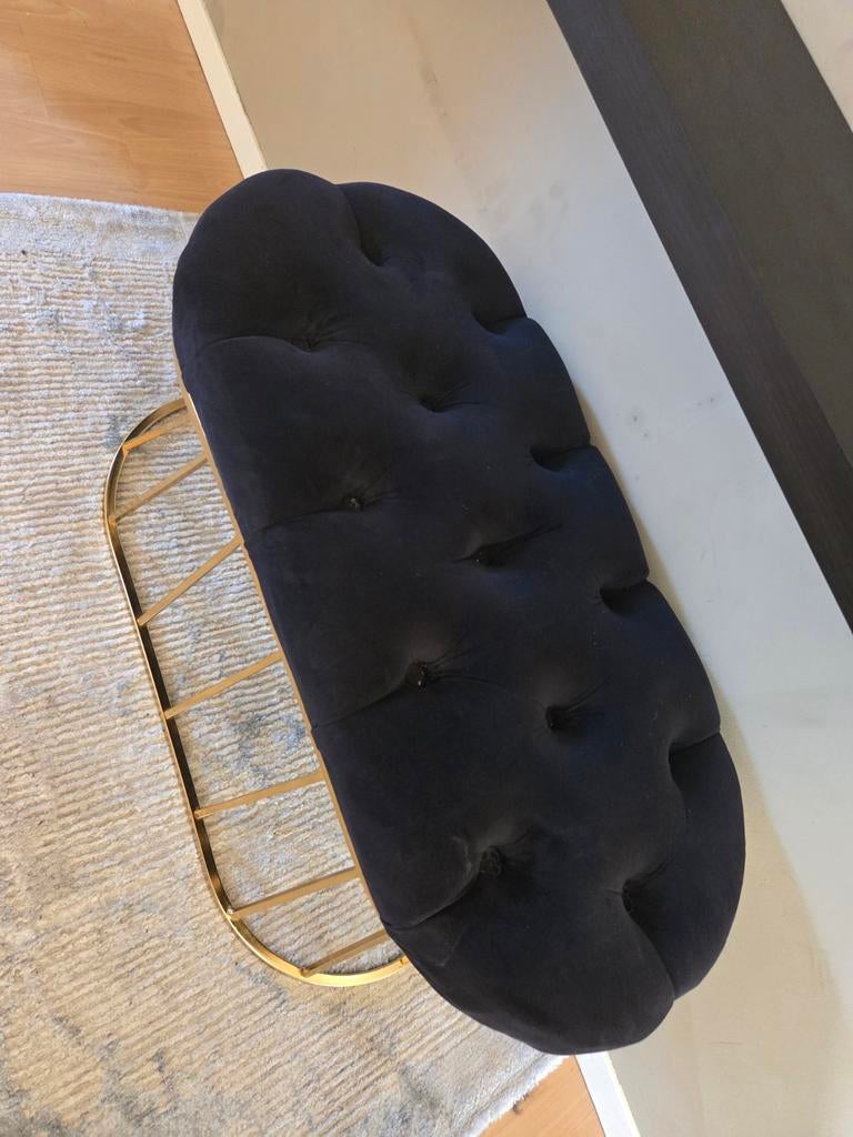 Pouf noir et doré, Enlèvement