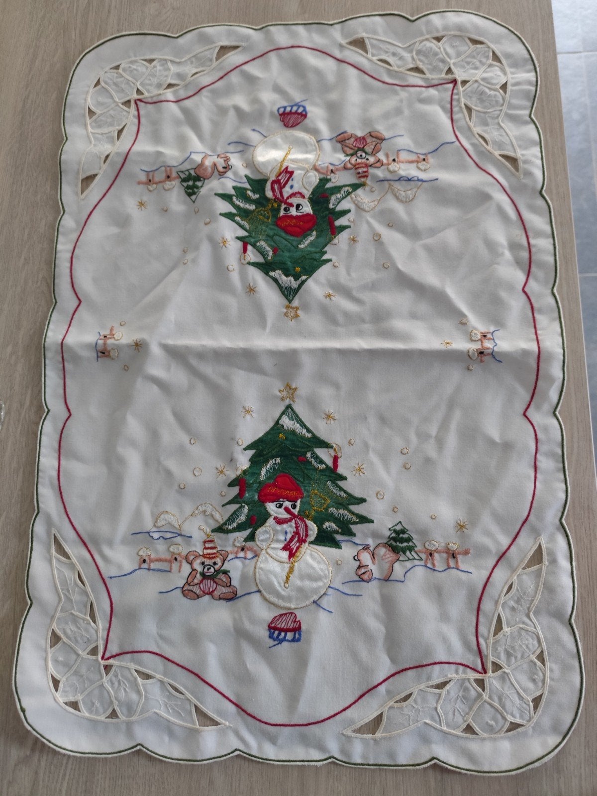 Centre de table Noël brodé Bonhomme de Neige et Sapin, Enlèvement ou Envoi