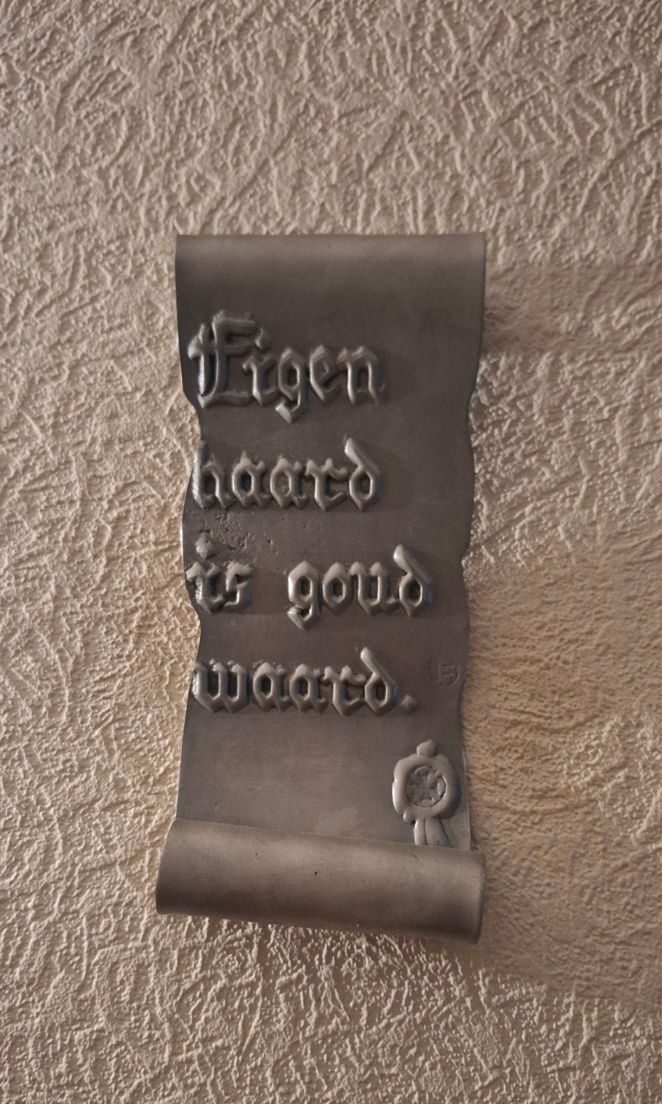 Spreuk in tin - "Eigen haard is goud waard", Ophalen