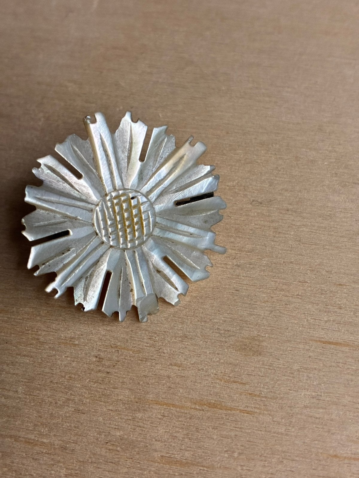 Vintage handgesneden parelmoer broche, Handtassen en Accessoires, Overige materialen, Gebruikt, Wit, Minder dan 4 cm