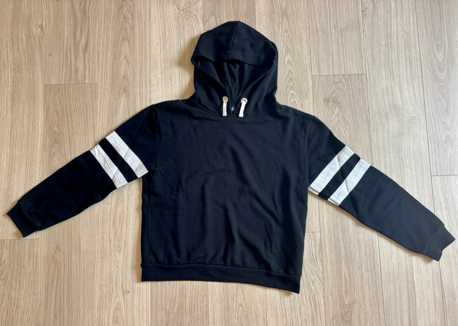 Zwarte hoodie met witte dtrepen op de mouwen maat 158, Enlèvement ou Envoi, Utilisé, Garçon ou Fille, Pull ou Veste