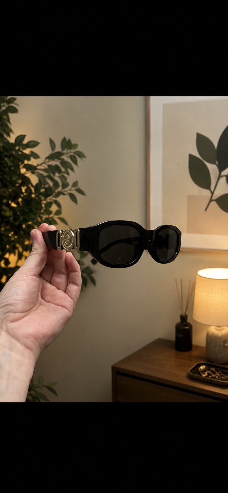 Lunettes de soleil noires avec details dorés, Neuf, Autres marques, Enlèvement ou Envoi, Lunettes de soleil