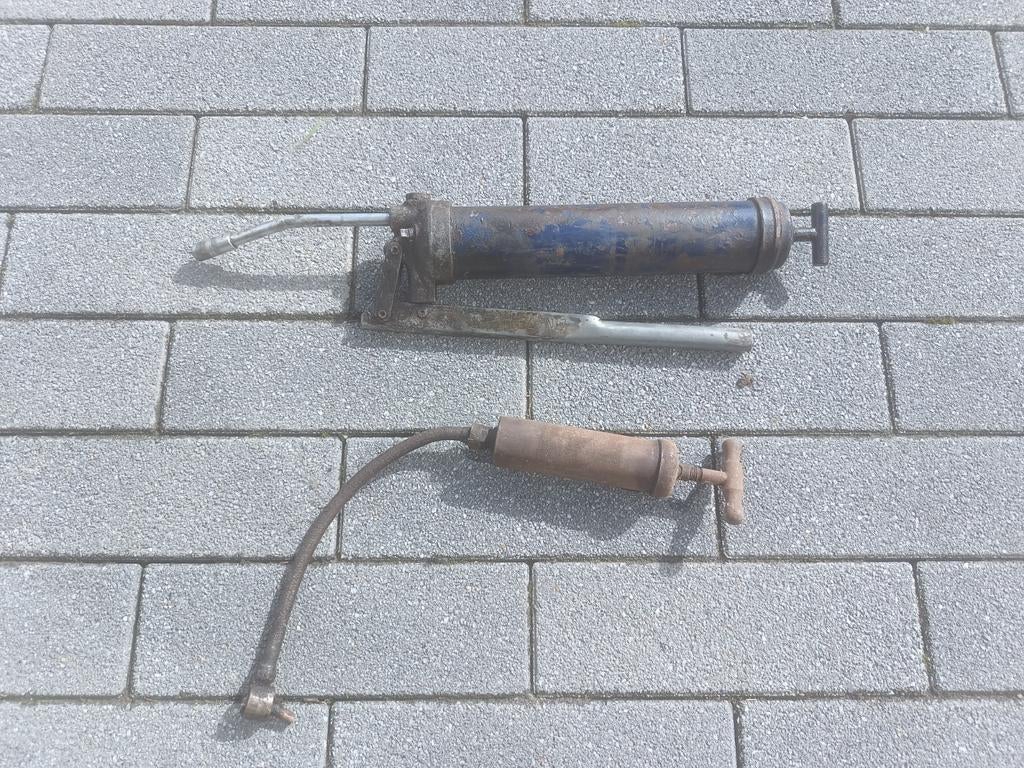 2 anciennes pompes à graisse, Enlèvement