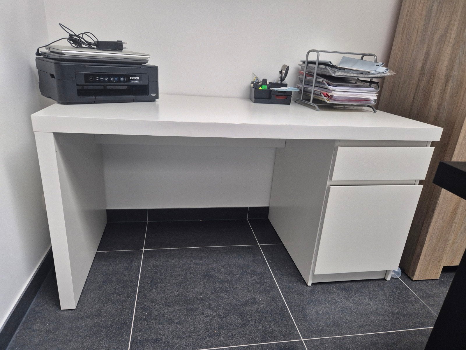 Bureau blanc avec meuble à tiroirs - en très bon état, Maison & Meubles, Enlèvement ou Envoi, Espace de rangement, IKEA, Blanc