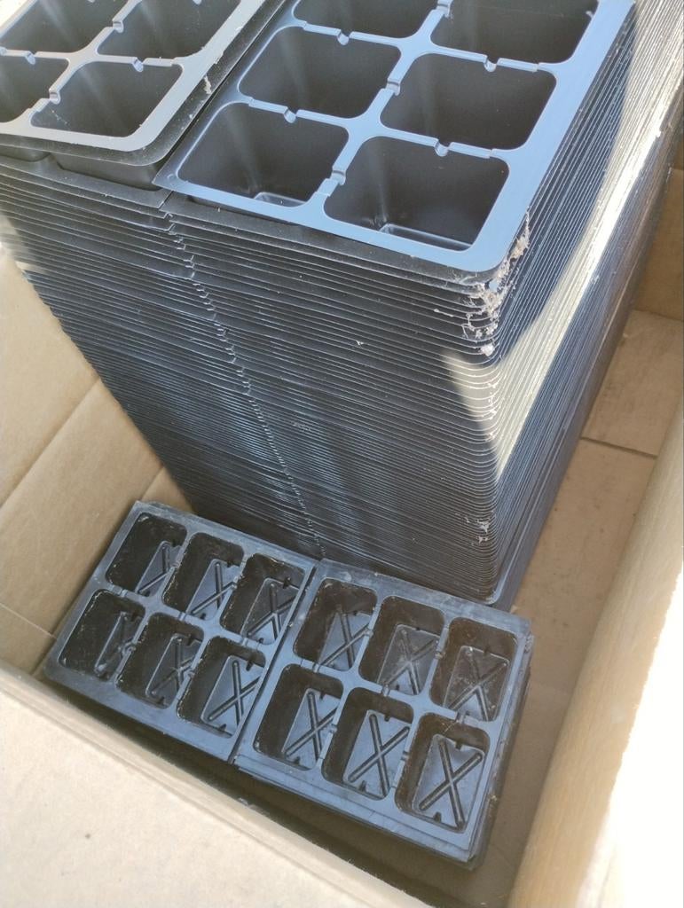 Trays, bloempotjes, Enlèvement