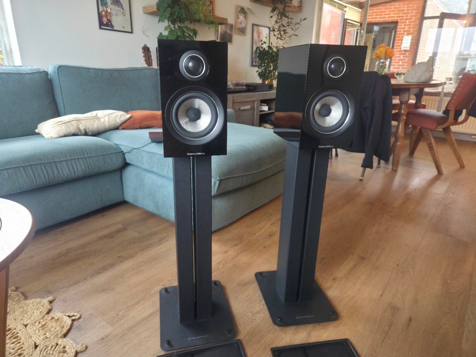 B&W 707 S2 (Hoogglans Zwart) + Originele Stav24 Stands (Zand, Ophalen, Geschikt voor surround/home cinema, Zo goed als nieuw, 60 tot 120 watt