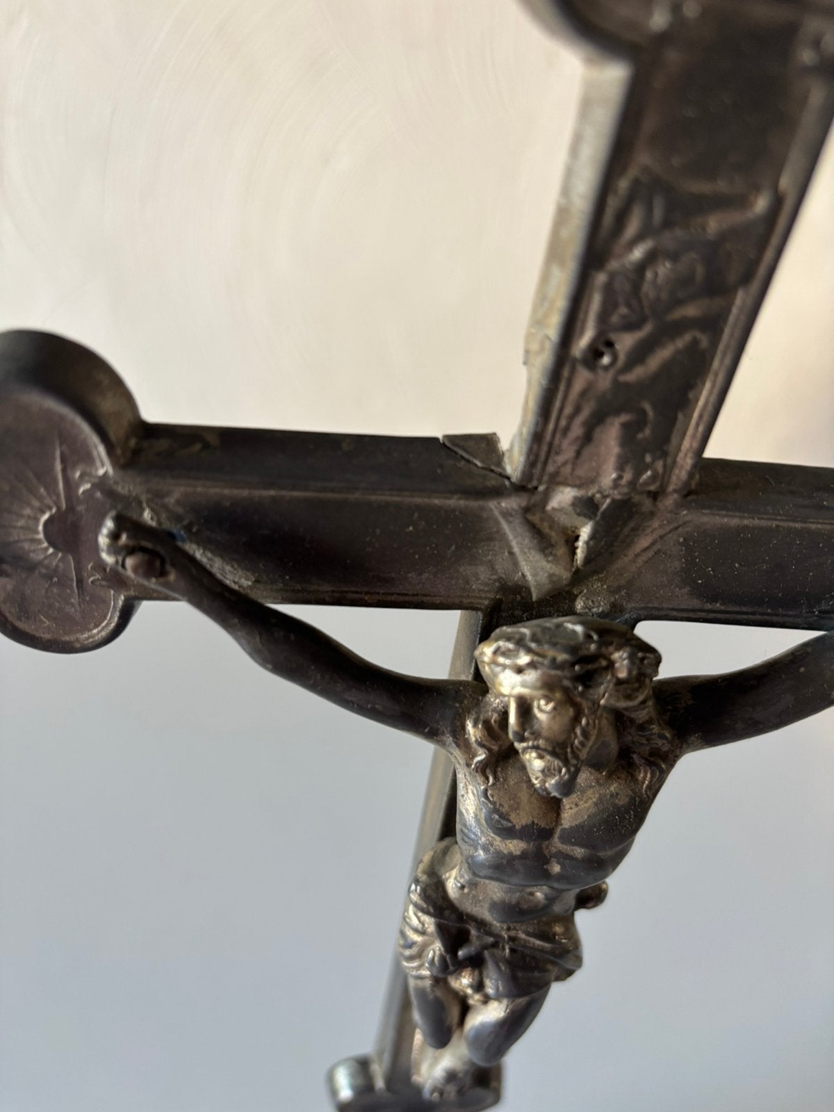 Grand crucifix d'autel ancien en métal patiné - 40 cm, Enlèvement ou Envoi