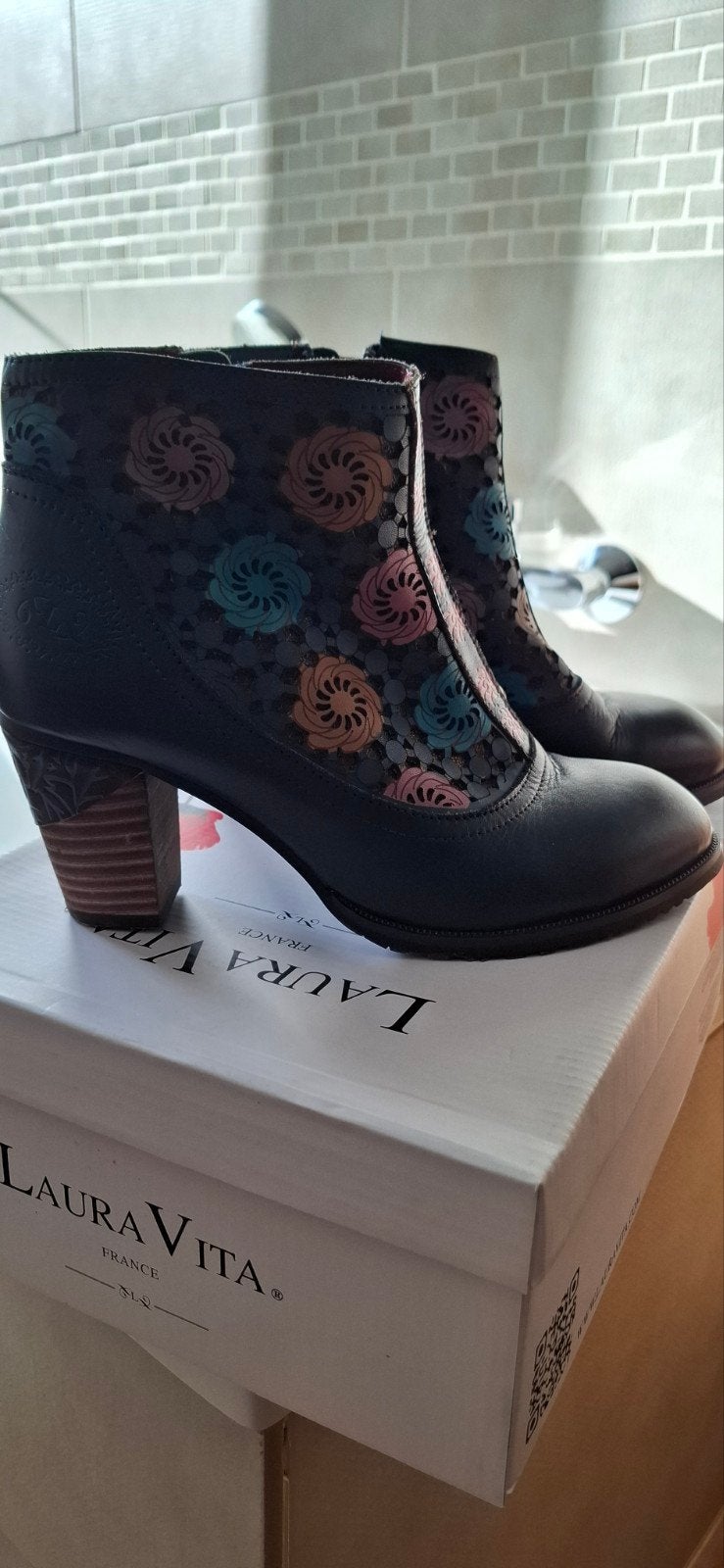 Chaussure Laura Vita, Enlèvement