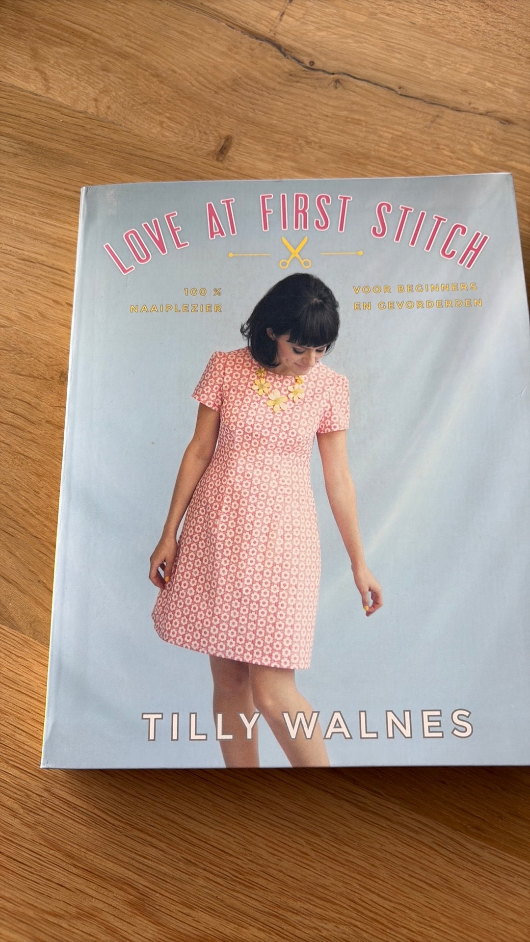 Boek Love at First Stitch - Tilly Walnes - Zo goed als nieuw, Boeken, Ophalen of Verzenden, Zo goed als nieuw