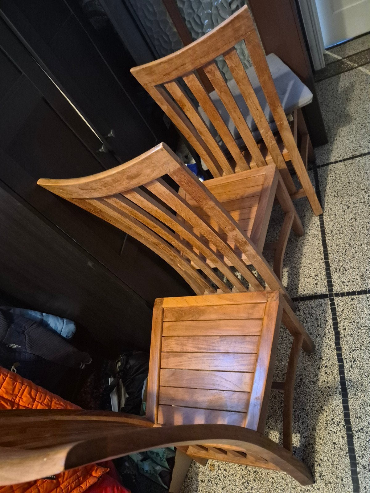 chaise tek, Enlèvement, Quatre