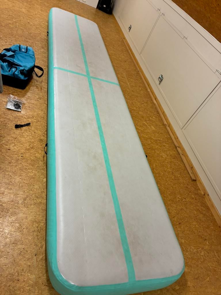 Airtrack 500 x 100 x 20 met toebehoren in perfecte staat, Ophalen of Verzenden, Zo goed als nieuw, Grijs, Materiaal