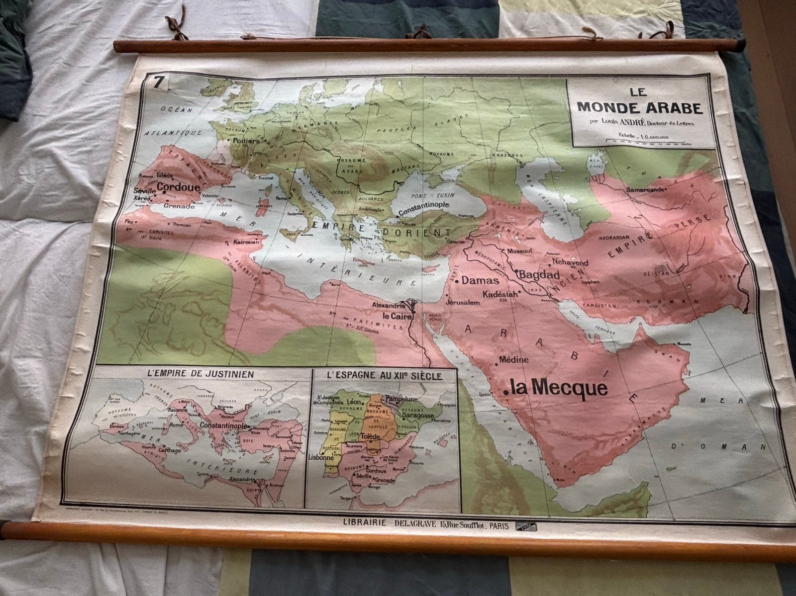 Le Monde Arabe - landkaart op doek, Antiek en Kunst, Antiek | Schoolplaten, Ophalen of Verzenden