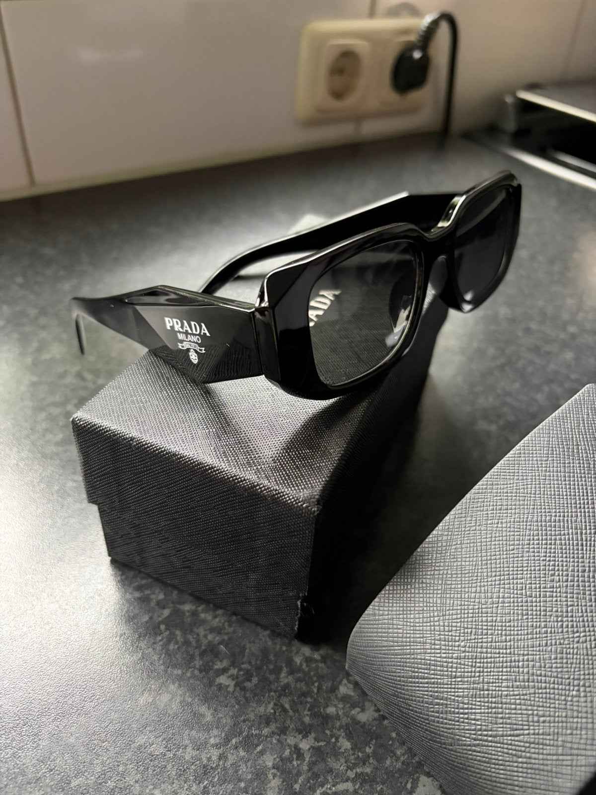 Lunettes de soleil Prada avec boîte, étui en tissu, Bijoux, Sacs & Beauté, Lunettes de Soleil & Lunettes | Femmes, Neuf, Autres marques