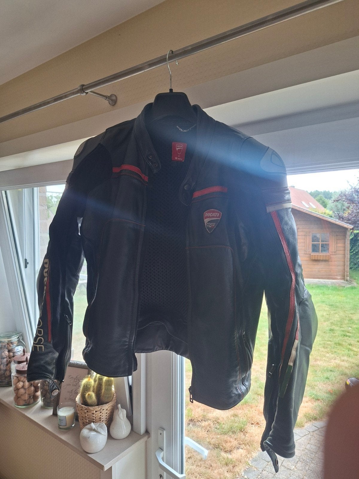 Lederen kostuum Ducati, Ophalen